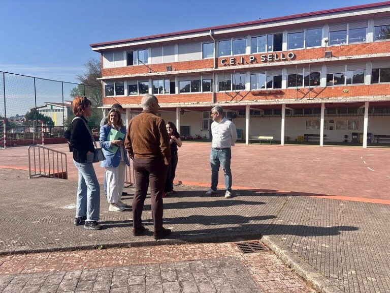 Caballero guarda en un cajón el derribo de un edificio en ruinas junto a un colegio de Vigo