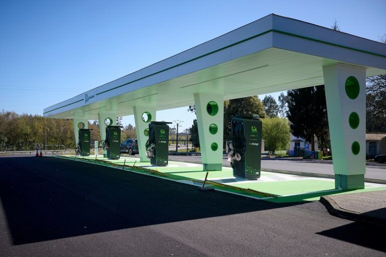 La AP-9 se electrifica y lanza el mayor corredor de carga ultrarrápida de Galicia