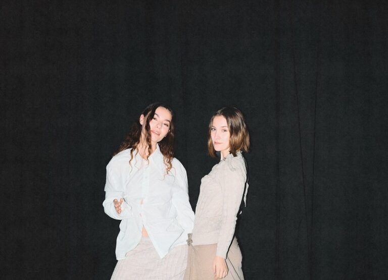 Fillas de Cassandra revolucionan su sonido con ‘Déixate ver’, el adelanto más íntimo de su nuevo disco