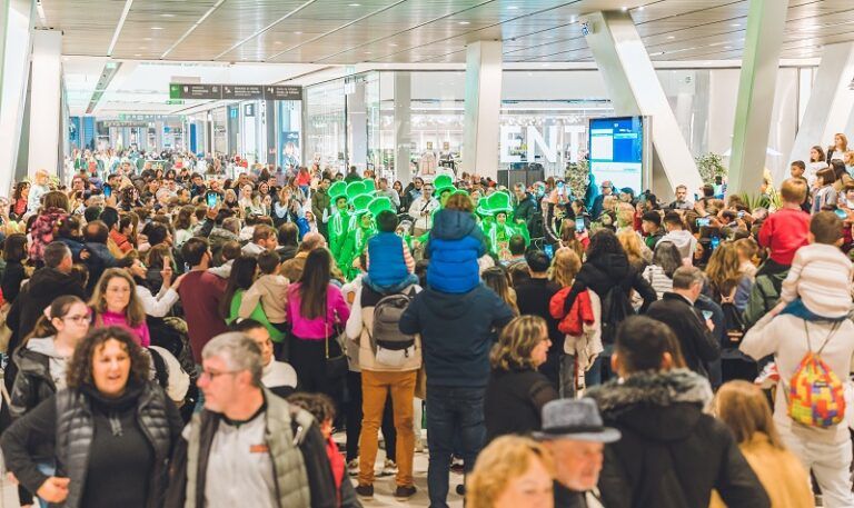 Vialia Vigo celebra el Día del Padre con premios, superhéroes y un desfile inclusivo