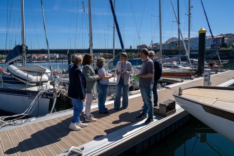 El nuevo pantalán flotante del puerto de Bouzas adapta los servicios de amarre a las necesidades actuales de la flota