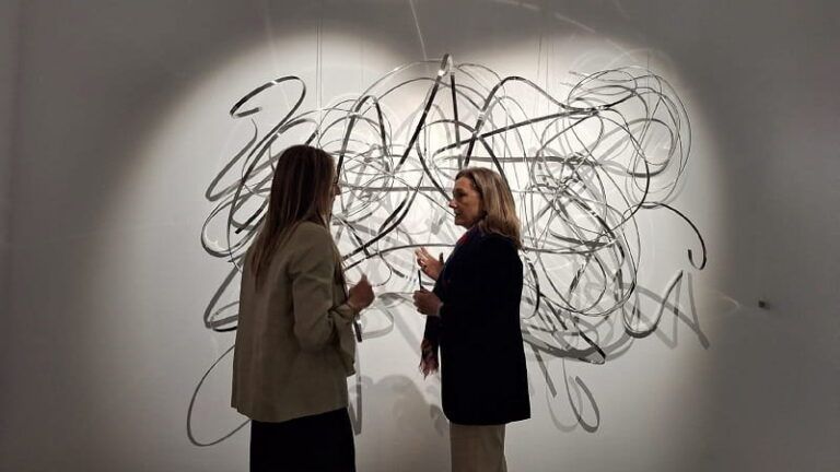 Vigo acoge la exposición ‘Utopías’, una mirada artística al conflicto entre lo ideal y lo posible
