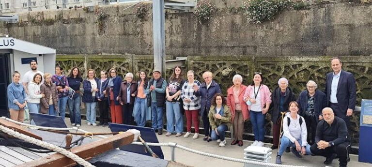Un grupo de AFAGA visita el Nautilus dentro del proyecto Velas por el Alzheimer