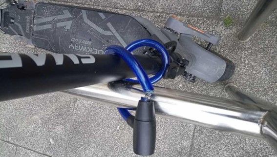 Cazan “in fraganti” a una pareja intentando robar un patinete en Vigo tras la alerta de un vecino