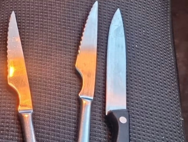 Pánico en Vigo: un hombre armado con tres cuchillos ataca a una mujer y embiste a la Policía
