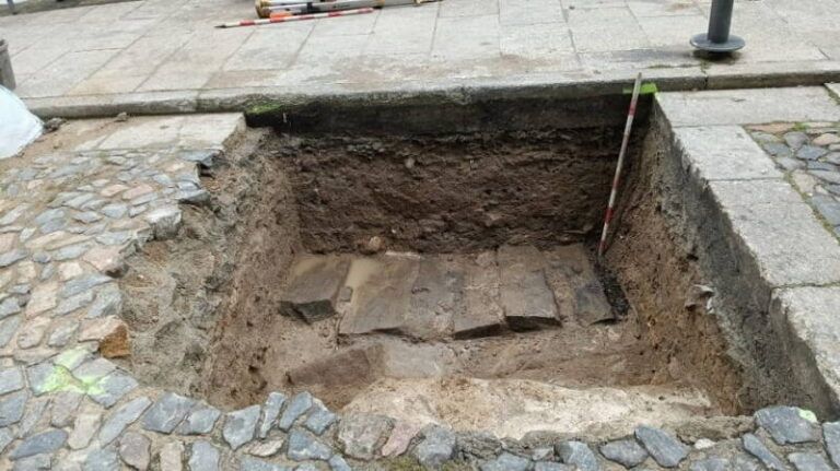 Vigo protegerá los restos de la muralla aparecidos en la calle Laxe
