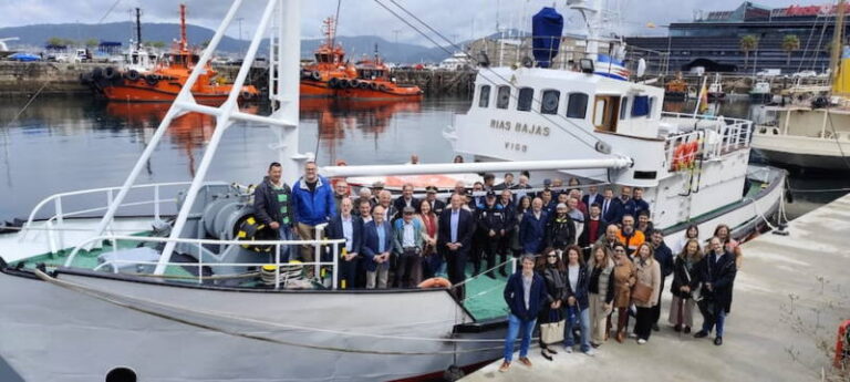 El Puerto de Vigo homenajea a las tripulaciones del “Rías Bajas” antes de su conversión en buque histórico