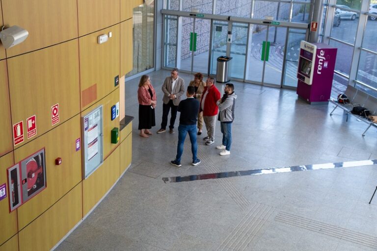 El PP lleva al Congreso el incidente de la estación de Redondela tras quedar pasajeros atrapados a oscuras