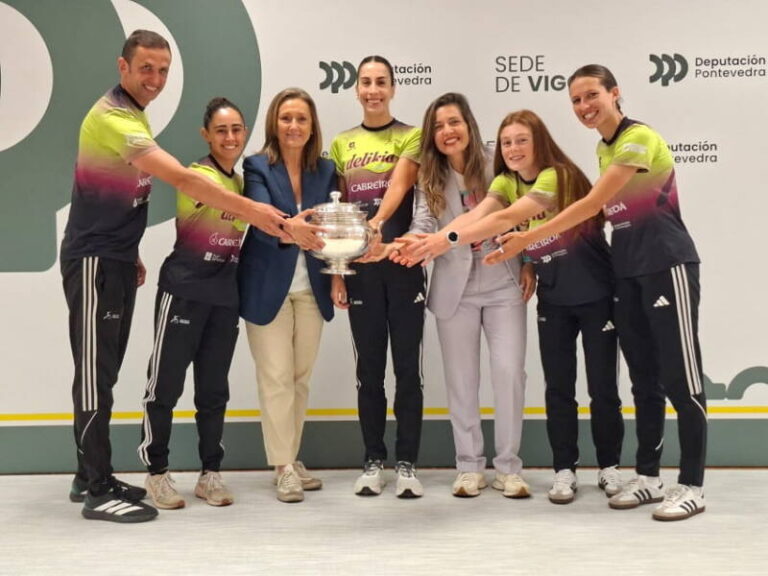 Luisa Sánchez recibe en Vigo ao Club Deportivo Delikia tras proclamarse campión da Copa da Raíña de tríatlon