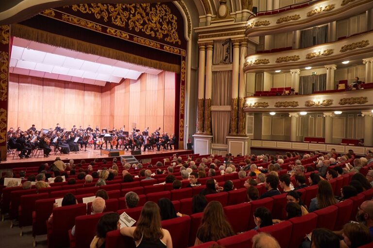 Vigo despide la temporada de la Real Filharmonía con un concierto casi lleno y el regreso de Dvořák al Teatro Afundación