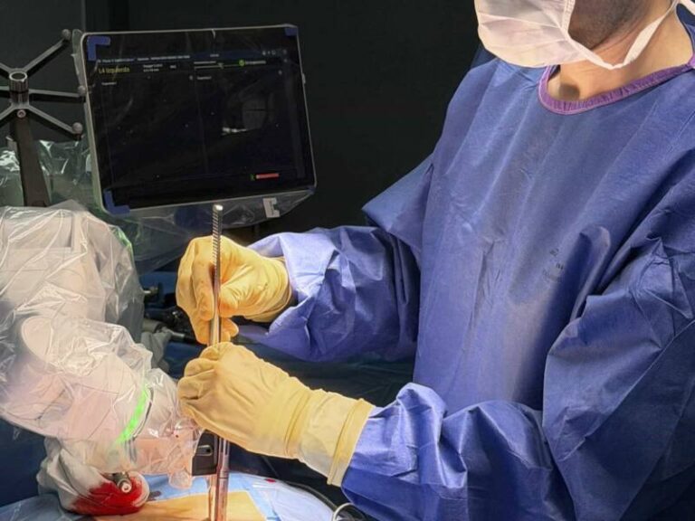 Vigo estrena una cirugía pionera: Vithas realiza la primera operación robótica endoscópica de hernia lumbar en Galicia