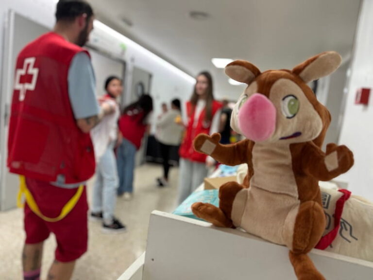 Cruz Roja acompaña a más de 500 menores hospitalizados en Pontevedra y Vigo