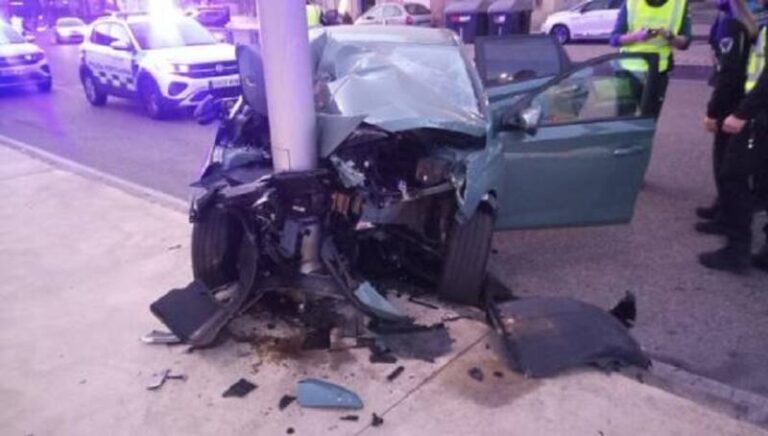 Un conductor de 48 años resulta herido leve tras salirse de la vía en Beiramar y chocar contra una farola