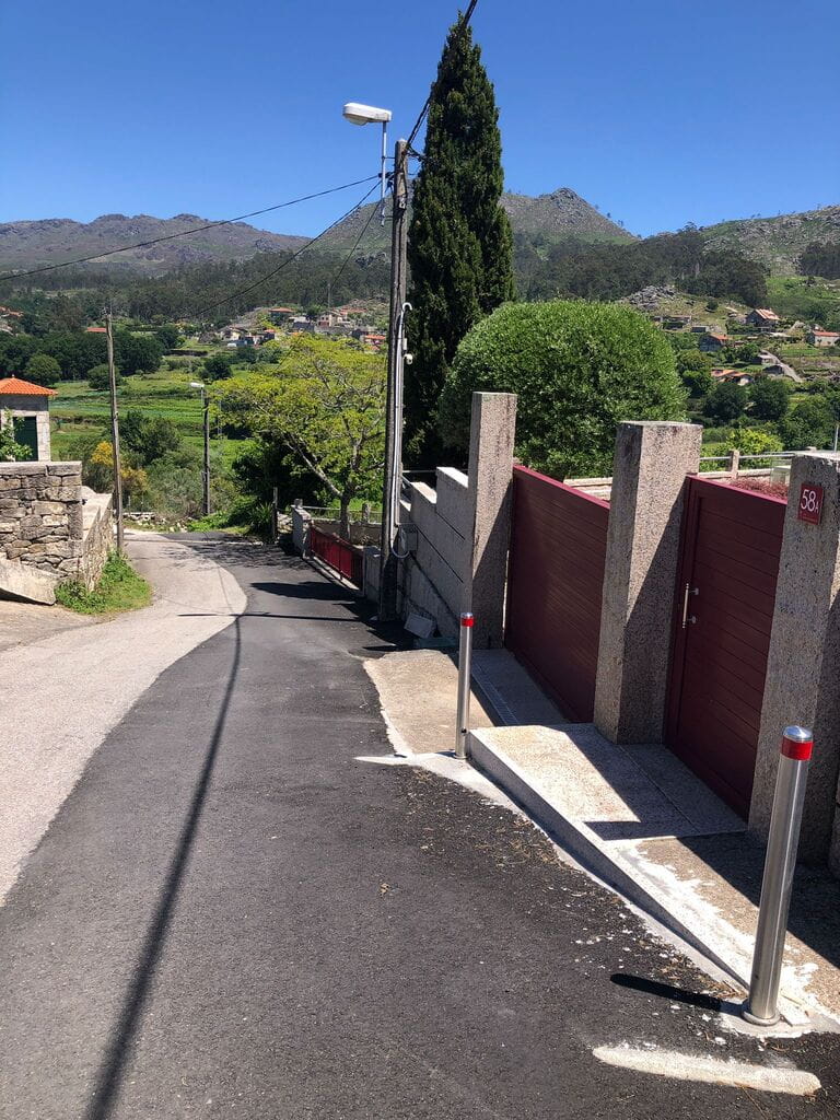 Vecinos de Vilas recogen firmas contra el paso del Rally Rías Baixas por una carretera estrecha y pegada a las viviendas