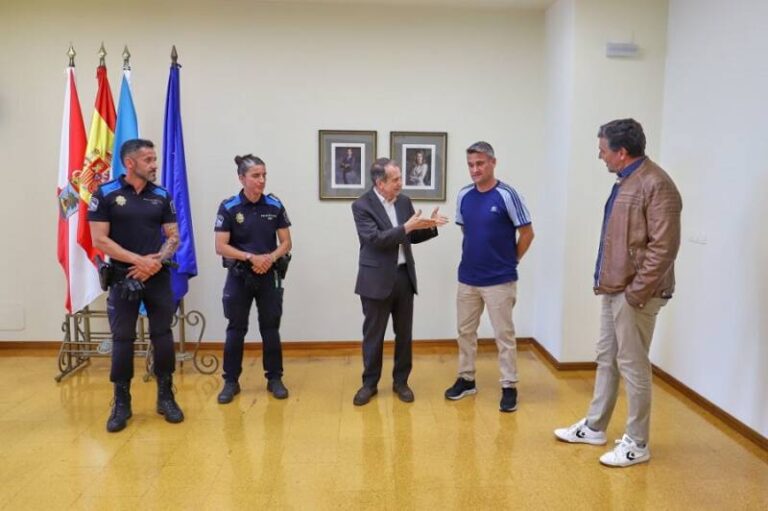 Caballero felicita a los policías y civiles que rescataron a tres personas en Samil