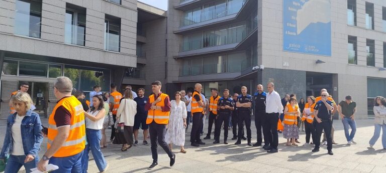 El Puerto de Vigo pone a prueba su seguridad con un simulacro de evacuación total y un novedoso tobogán de emergencia