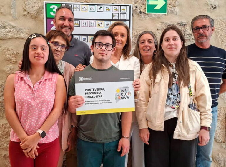 Luisa Sánchez entrega a Down Vigo a placa de Provincia +Inclusiva tras incorporar melloras de sinalización e accesibilidade cognitiva na súa sede