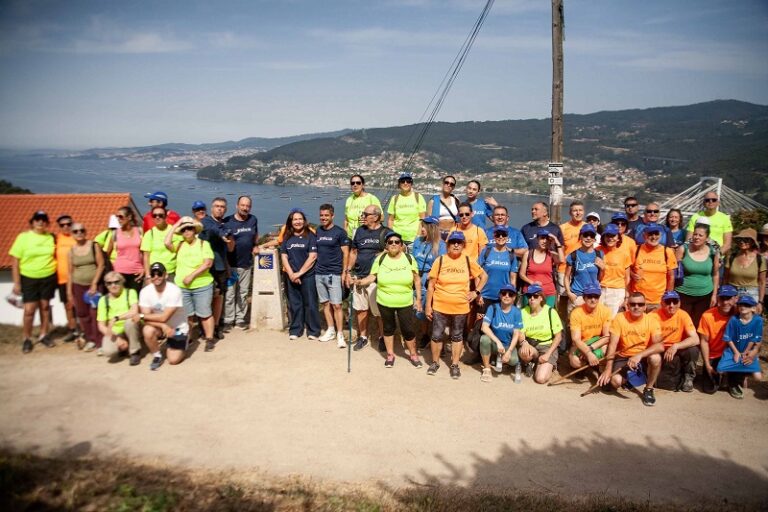Más de 200 personas recorren el Camino Portugués de la Costa entre Vigo y Redondela para reclamar su señalización