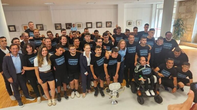 Luisa Sánchez recibe ao Celta Integra tras proclamarse campión da Liga Genuine