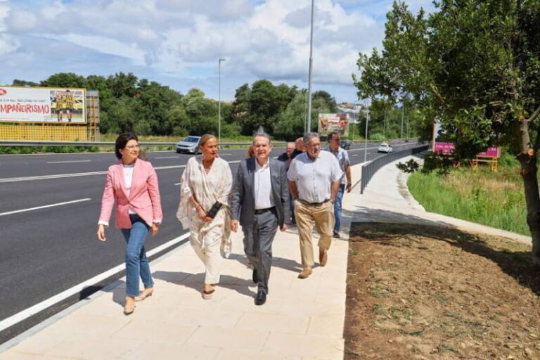 Caballero inaugura la humanización de un nuevo tramo de la avenida Clara Campoamor