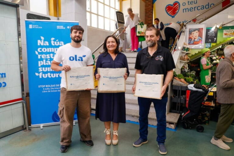 La Xunta despliega en el Mercado do Calvario una campaña para reducir el uso de bolsas de plástico