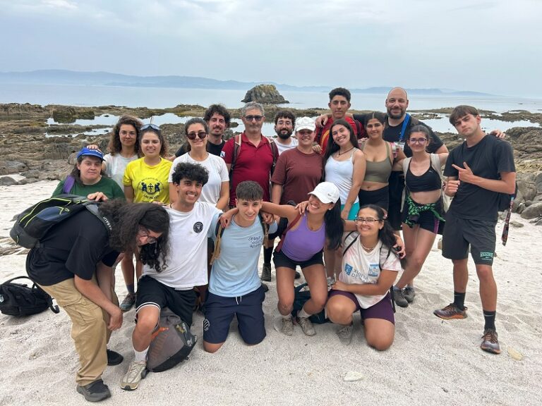 La isla de Ons recupera su campo de voluntariado ambiental 21 años después con jóvenes dedicados a proteger el Parque Nacional