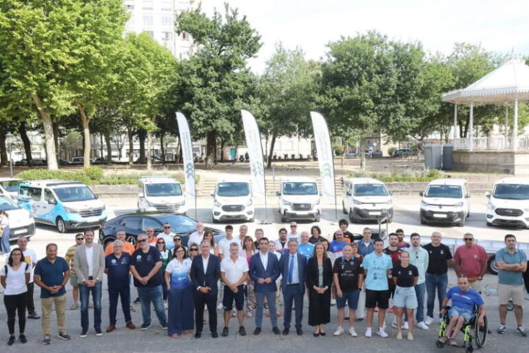Luis López entrega a 33 clubs deportivos de toda a provincia e de distintas disciplinas as furgonetas, remolques e vehículos adaptados do primeiro DepoVAN