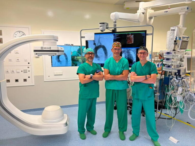 El Álvaro Cunqueiro realiza por primera vez en Galicia una reparación endovascular del arco aórtico con una prótesis de última generación