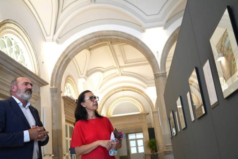 La Deputación abre en el Pazo provincial la exposición Rosalía Ilustrada con 35 obras originales