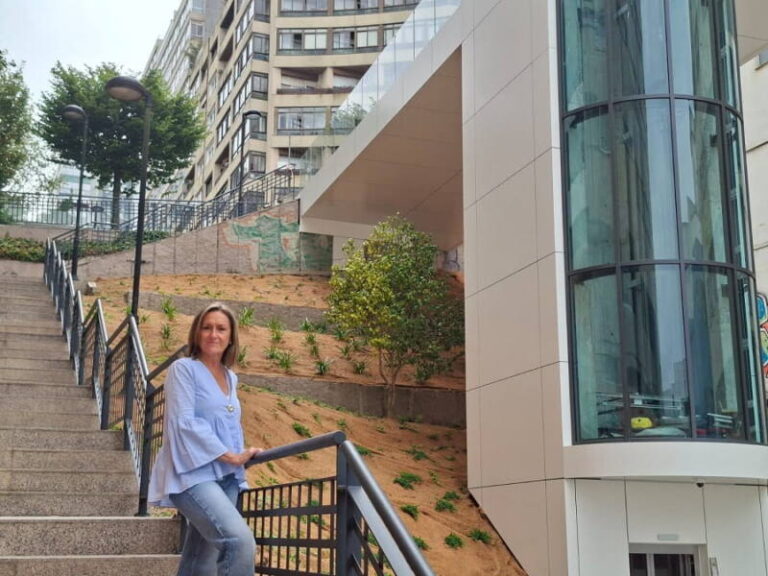 Luisa Sánchez salienta a mellora da accesibilidade urbana que supón o novo ascensor da rúa Juan Ramón Jiménez