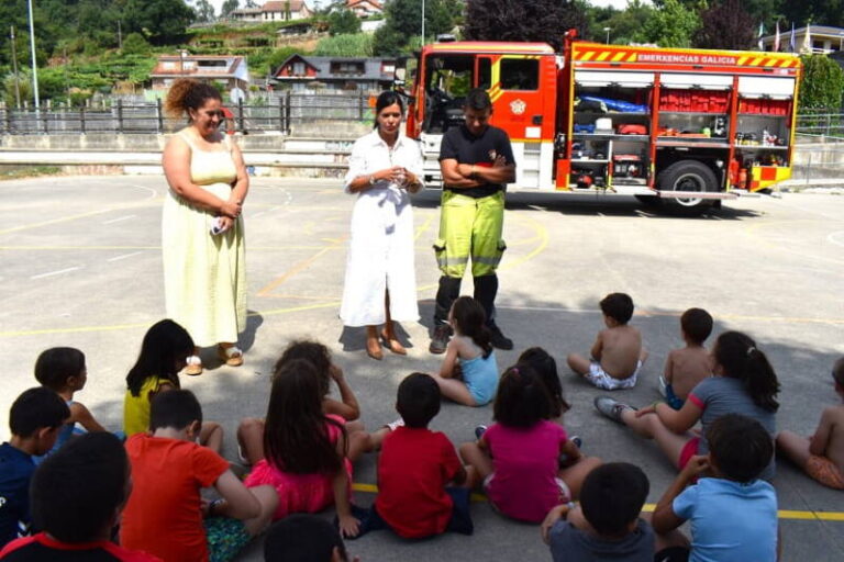 Mos acerca el trabajo de los bomberos a los niños del campamento “Mañás de Verán 2026”