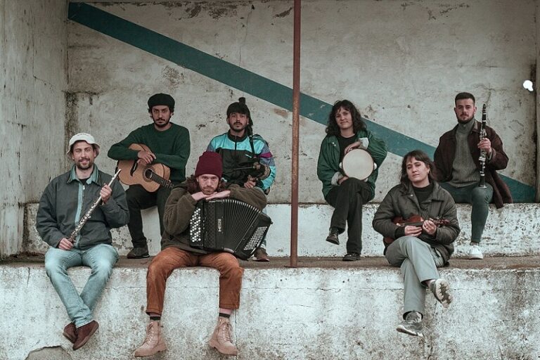 De Ninghures llevará su nuevo folk gallego al peirao de Arcade con un concierto gratuito