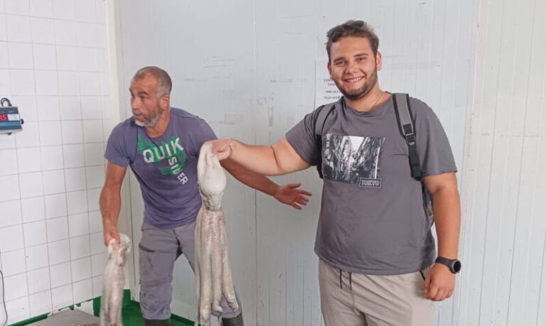 Un joven de 16 años se embarca en un pesquero de Aldán para descubrir desde dentro el oficio del mar