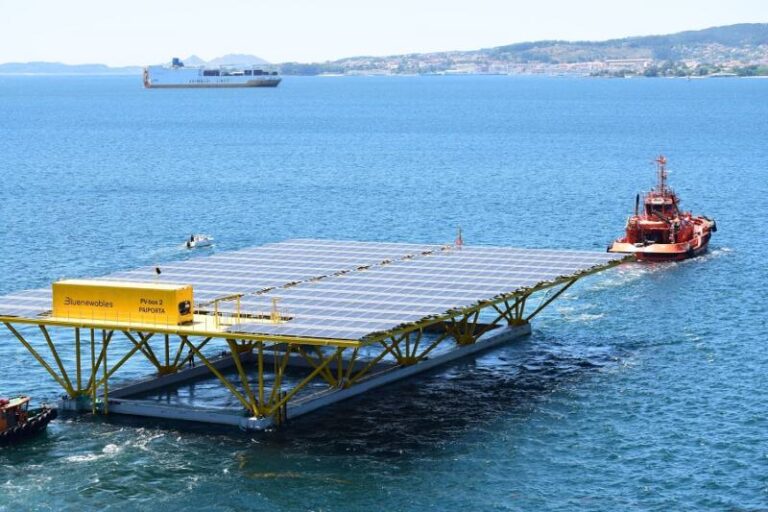 Paiporta, la mayor plataforma solar marina del mundo construida en Vigo, navega rumbo a Valencia