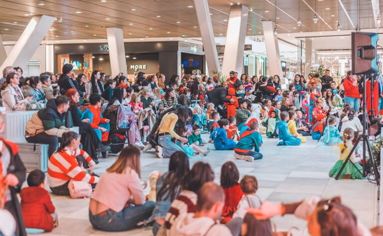 Vialia Vigo llena julio de actividades gratuitas con conciertos, danza urbana, talleres y una gran fiesta de la espuma