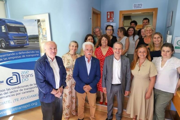Caballero ratifica su apoyo al sector del transporte en una visita a la sede viguesa de Asetranspo