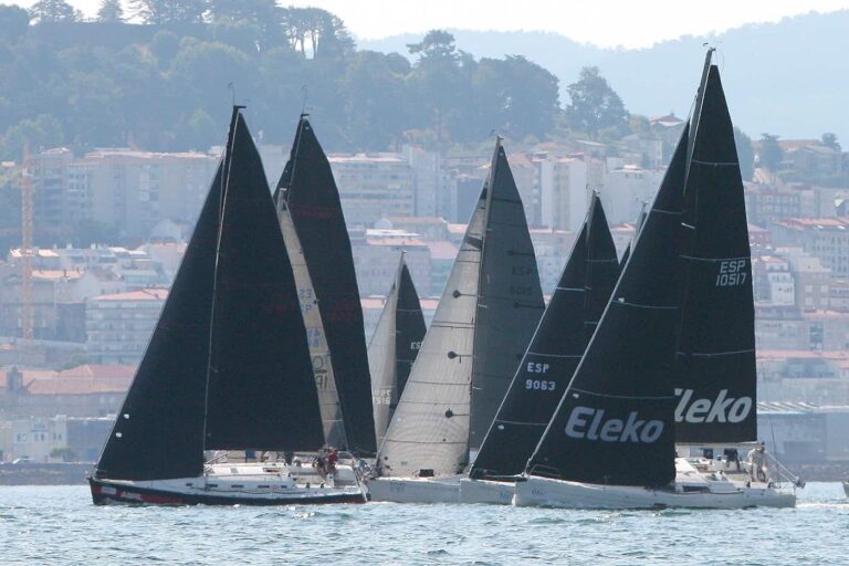 El Deep Blue 2.1 conquista la Regata Rías Baixas en un final de infarto en Vigo