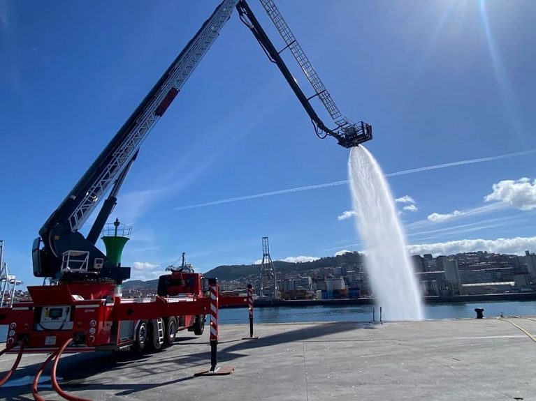 Los bomberos de Vigo realizan una maniobra especializada en emergencias industriales y buques mercantes