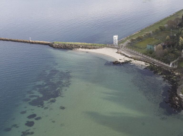 El Concello desaconseja temporalmente el baño en la playa de A Punta por presencia de E. coli