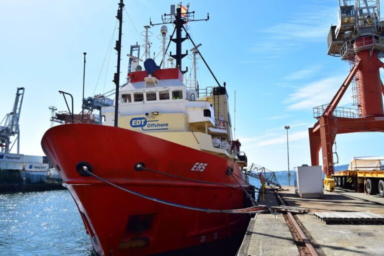Dos colosos del mar recalan en Vigo: una plataforma con patas de 50 metros y una excavadora de 370 toneladas