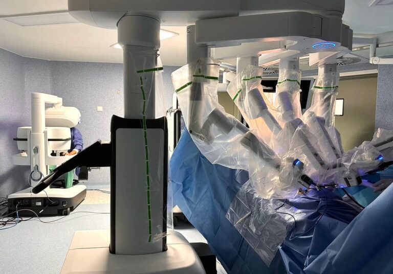 Povisa estrena el robot quirúrgico da Vinci 5 con una primera operación en Vigo