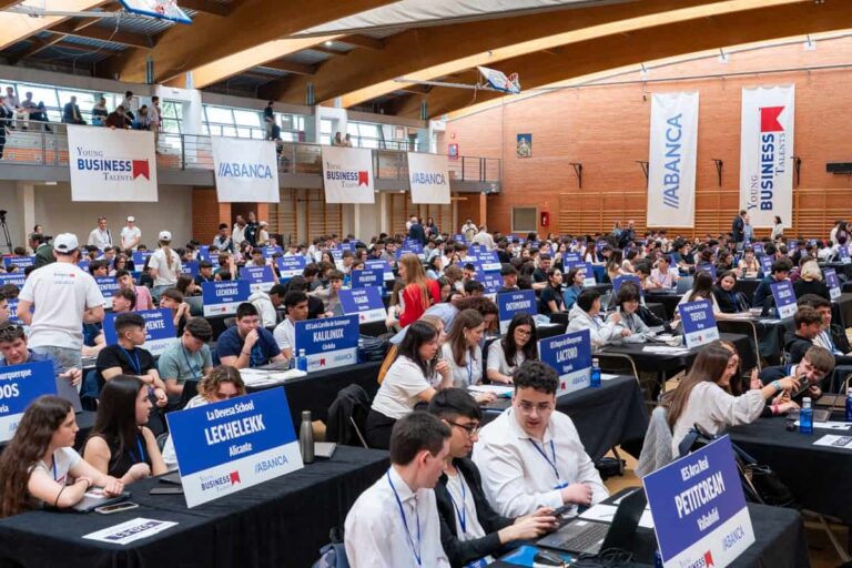Casi 1.700 jóvenes gallegos se ponen al frente de una empresa virtual: así es la competición que busca a los mejores directivos