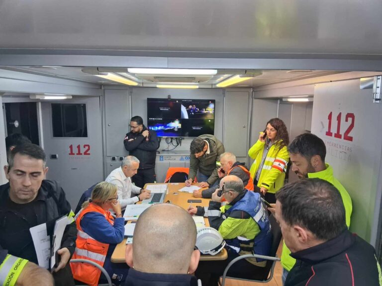 Un incendio en un tren con 90 viajeros dentro del túnel más largo entre Vigo y A Coruña pone a prueba a Emergencias
