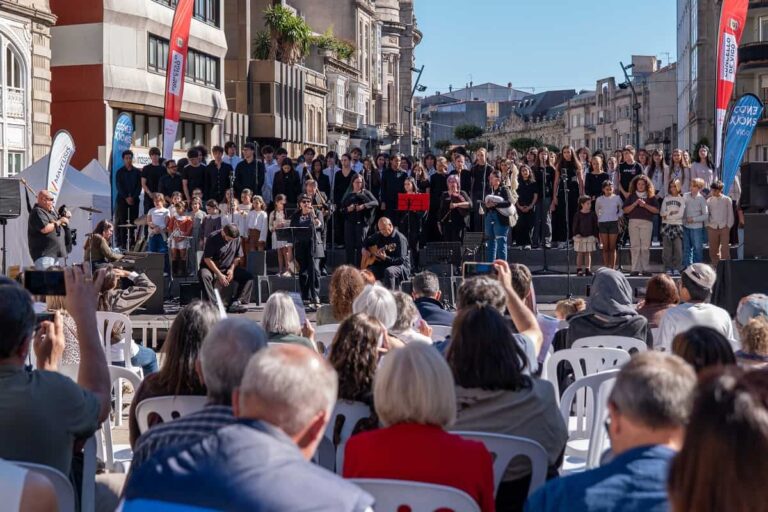Cuatro coros llenan de música la Porta do Sol y despiden una nueva temporada de Conexións en Vigo