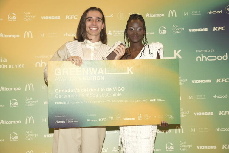 La moda sostenible conquista Vialia Vigo con el triunfo de un joven diseñador de Cádiz