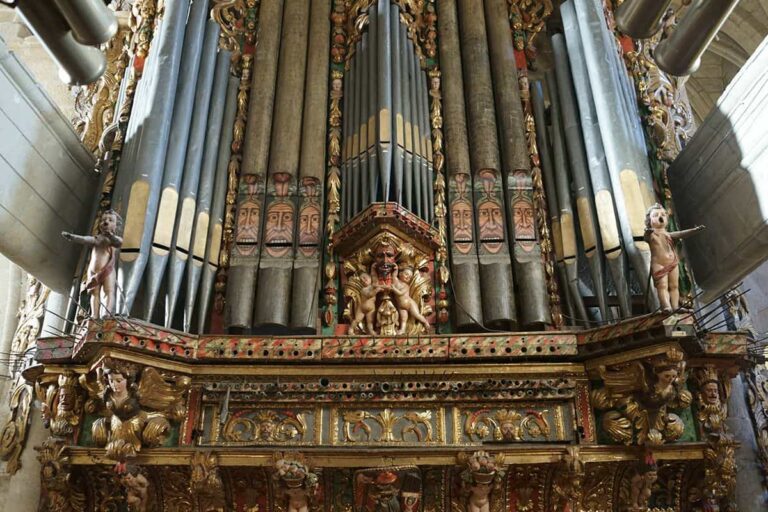 La catedral de Tui recupera la voz de su órgano barroco con 266 nuevos tubos y una inversión de 96.000 euros