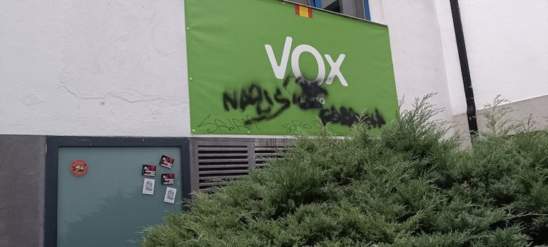 VOX denuncia pintadas vandálicas en su sede de Lugo y presenta una denuncia ante la Policía